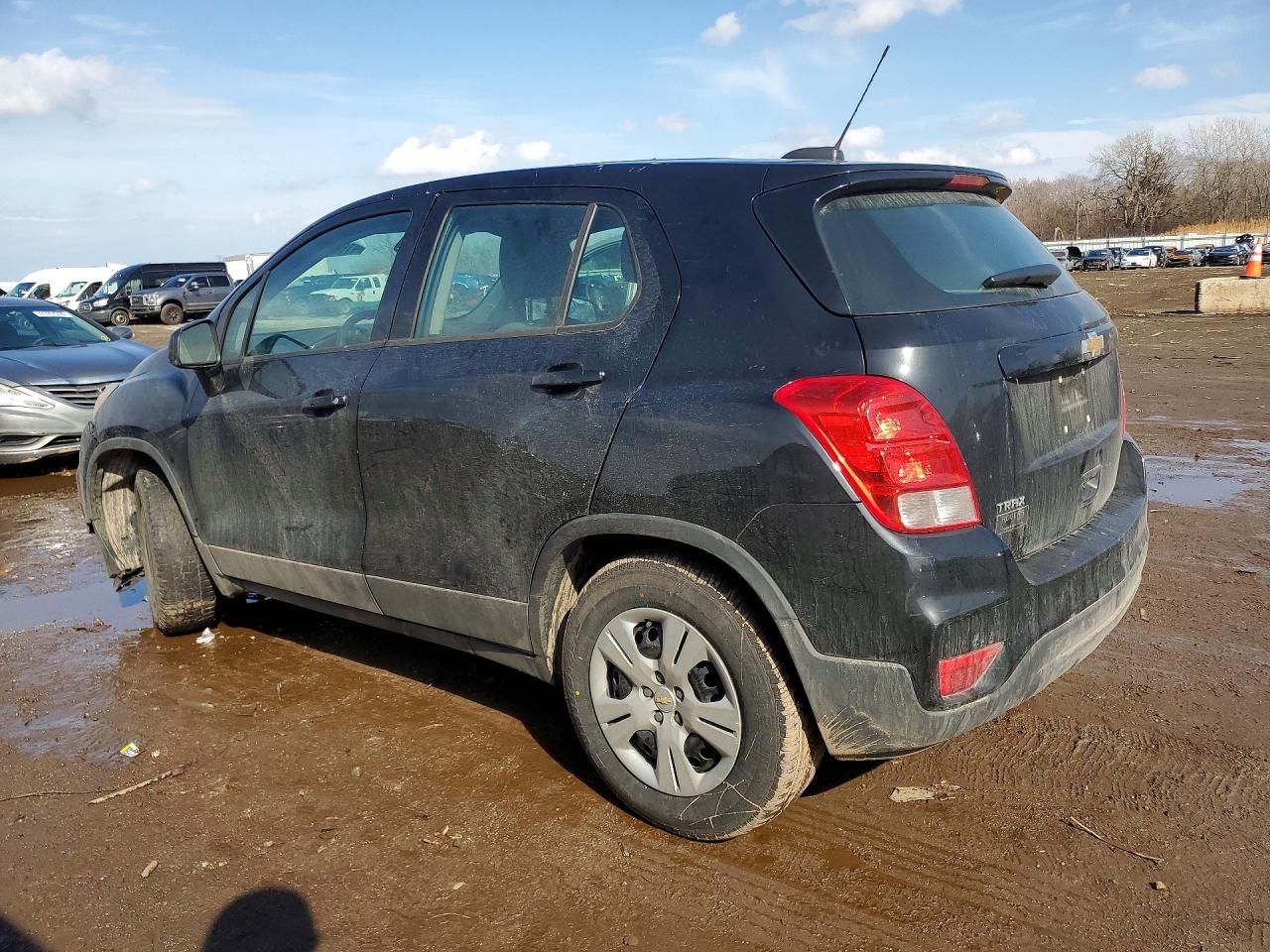 2019 CHEVROLET TRAX LS photo 2