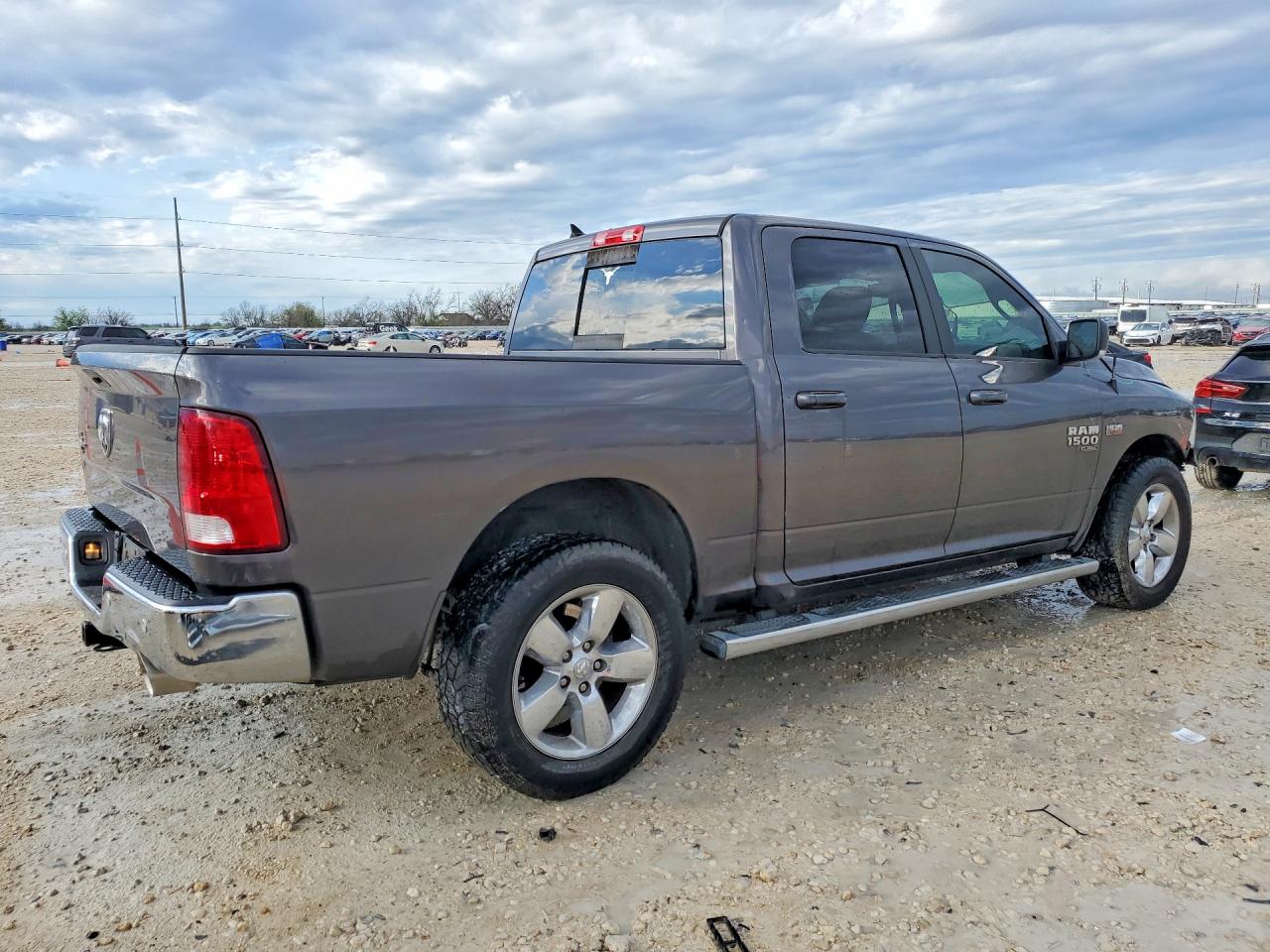 2019 RAM 1500 CLASSIC SLT photo 3