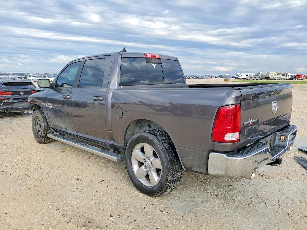 2019 RAM 1500 CLASSIC SLT photo 2