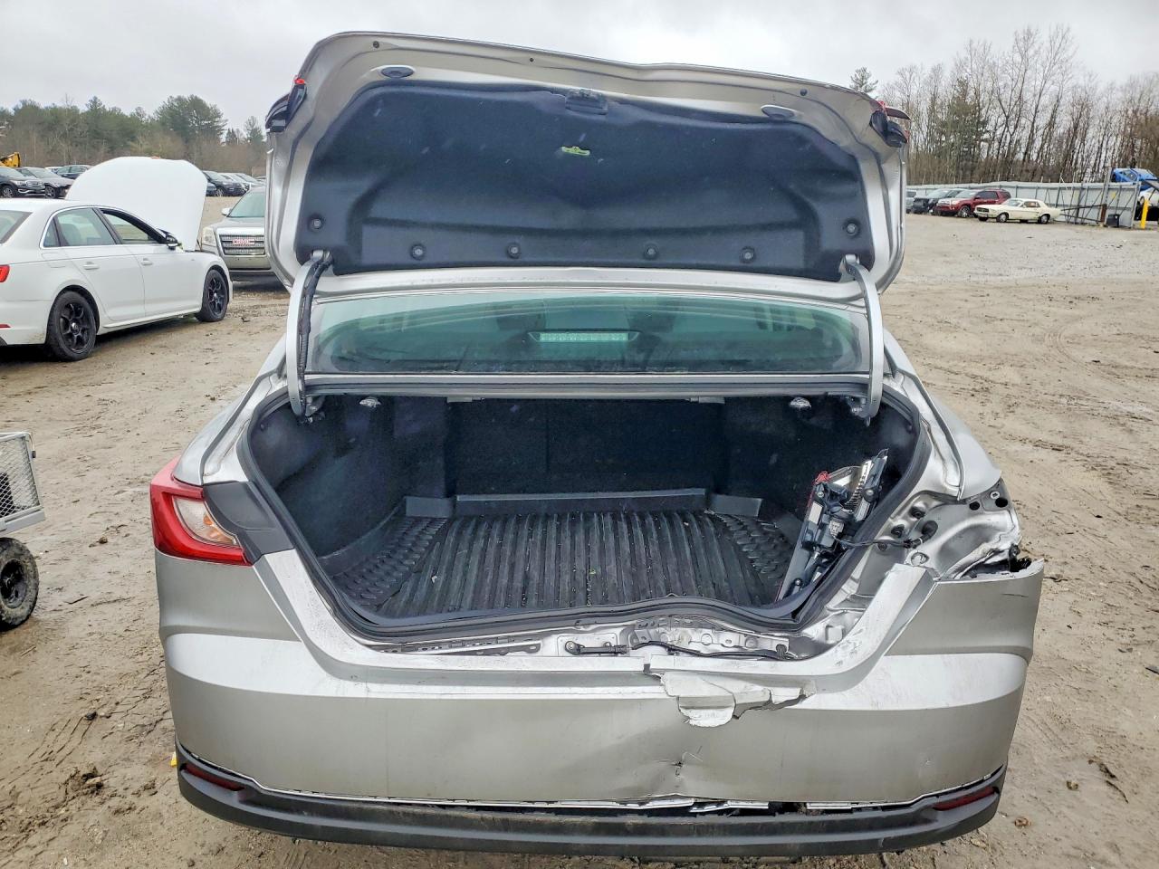 2025 TOYOTA CAMRY LE photo 16