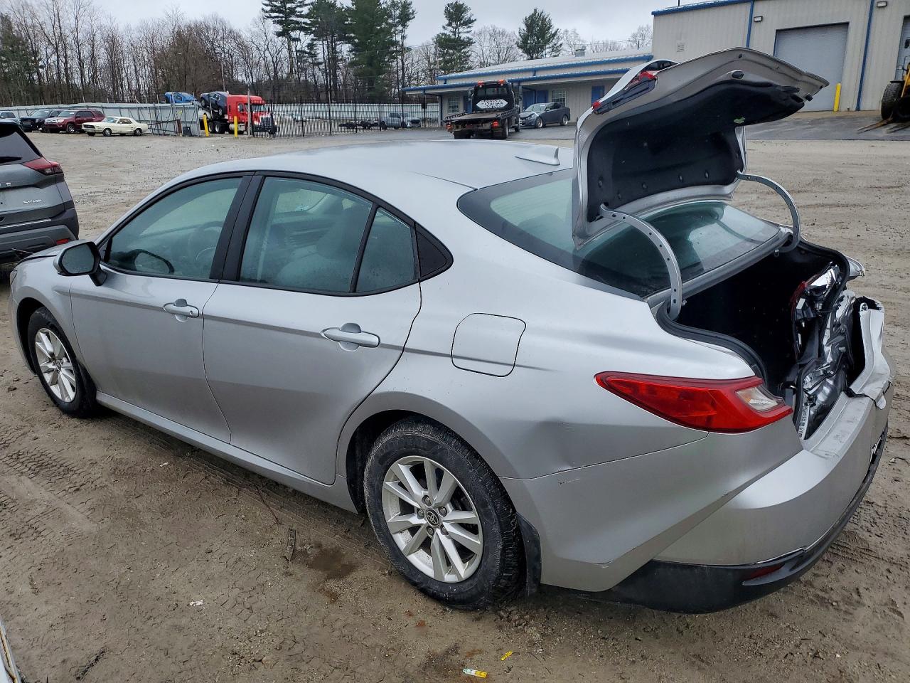 2025 TOYOTA CAMRY LE photo 4