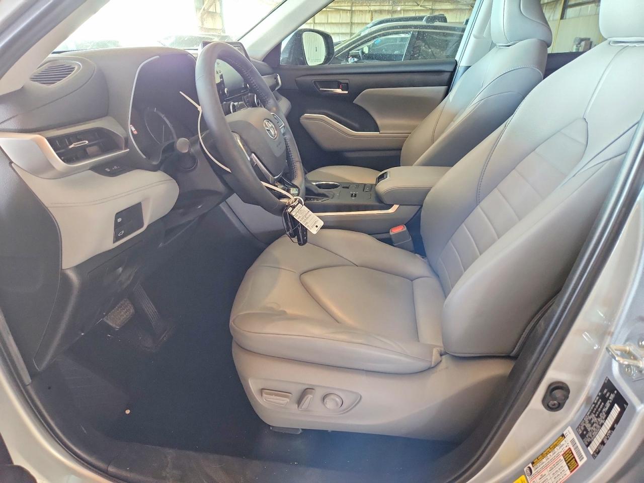 2021 TOYOTA HIGHLANDER XLE photo 19