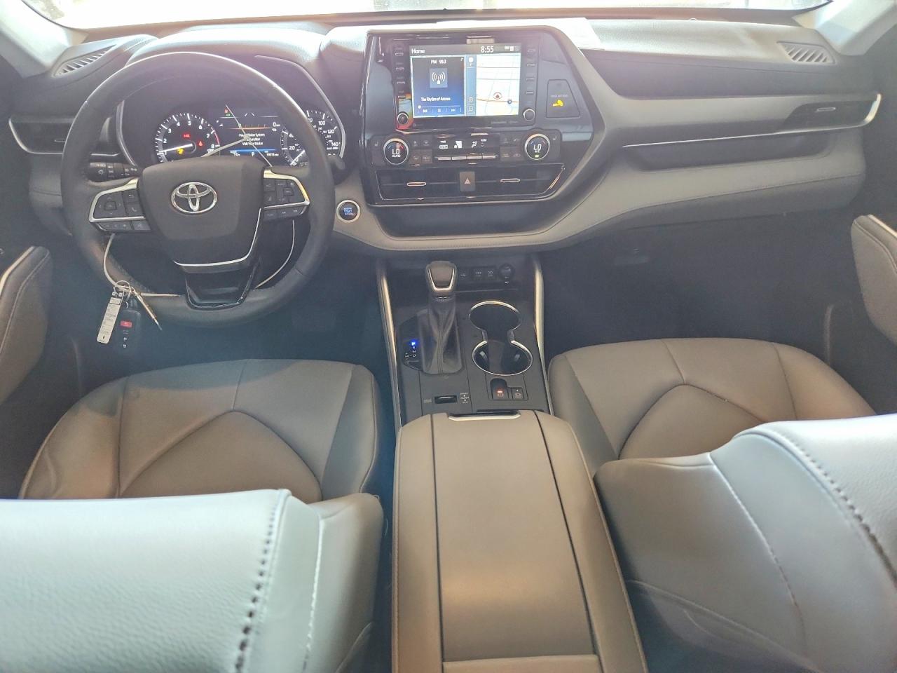 2021 TOYOTA HIGHLANDER XLE photo 22