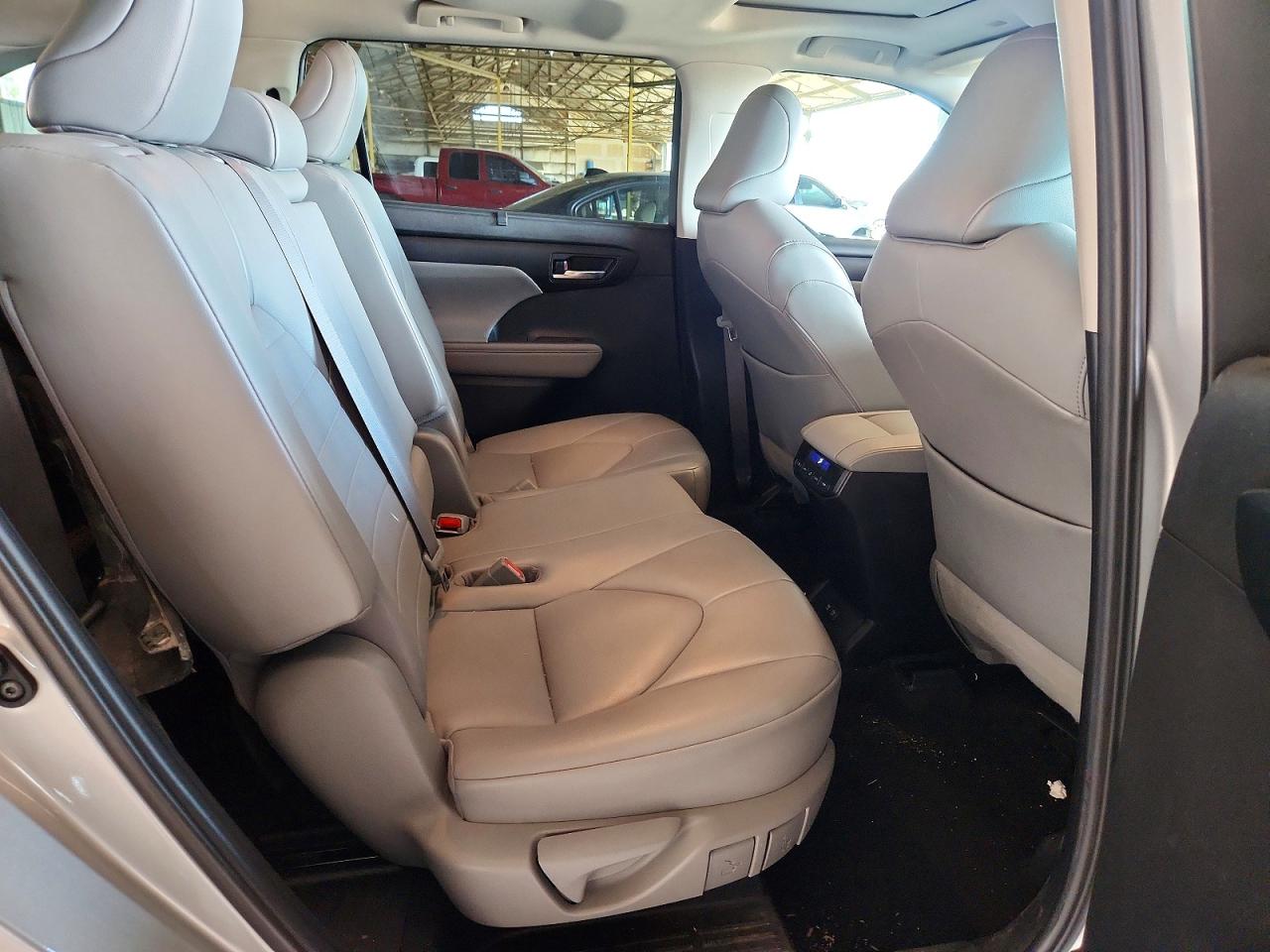 2021 TOYOTA HIGHLANDER XLE photo 31