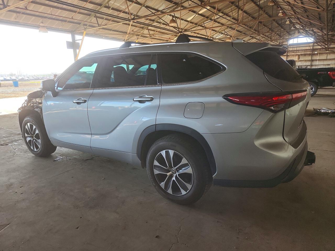 2021 TOYOTA HIGHLANDER XLE photo 4
