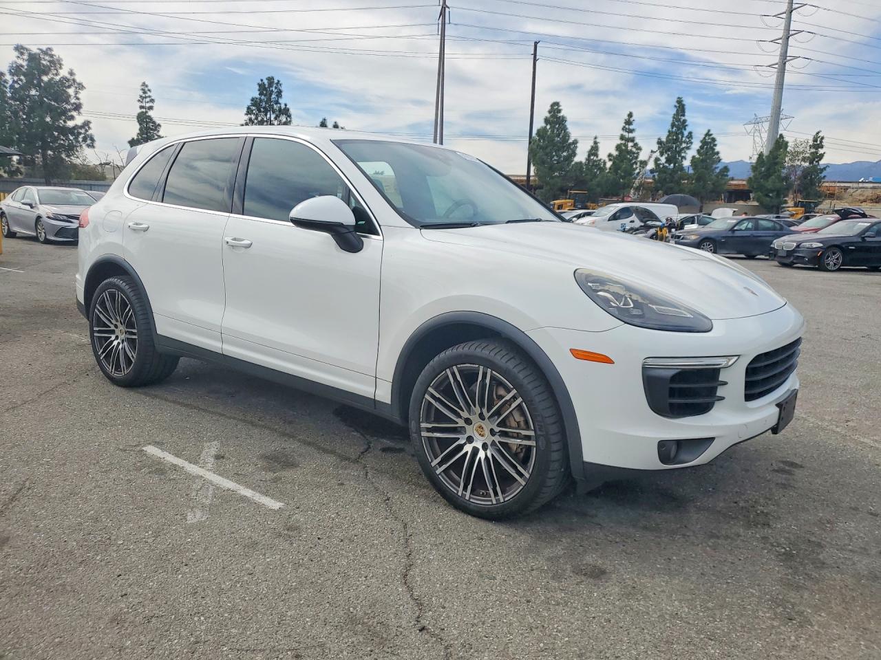 2015 PORSCHE CAYENNE S photo 4