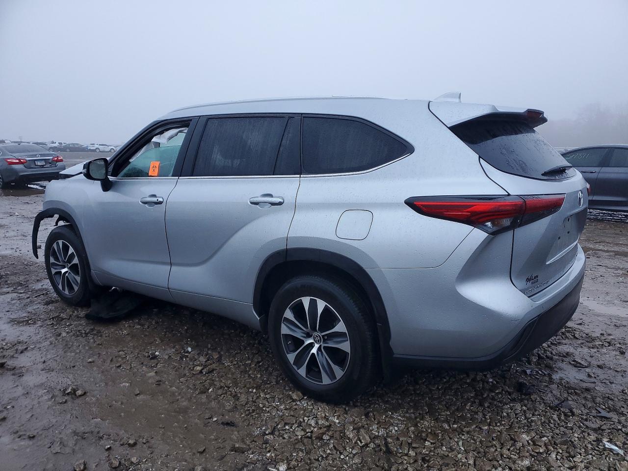 2023 TOYOTA HIGHLANDER XLE photo 3