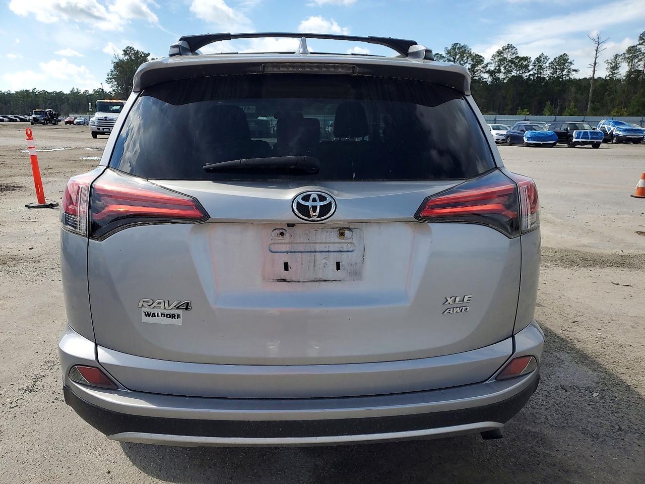 2016 TOYOTA RAV4 XLE photo 11