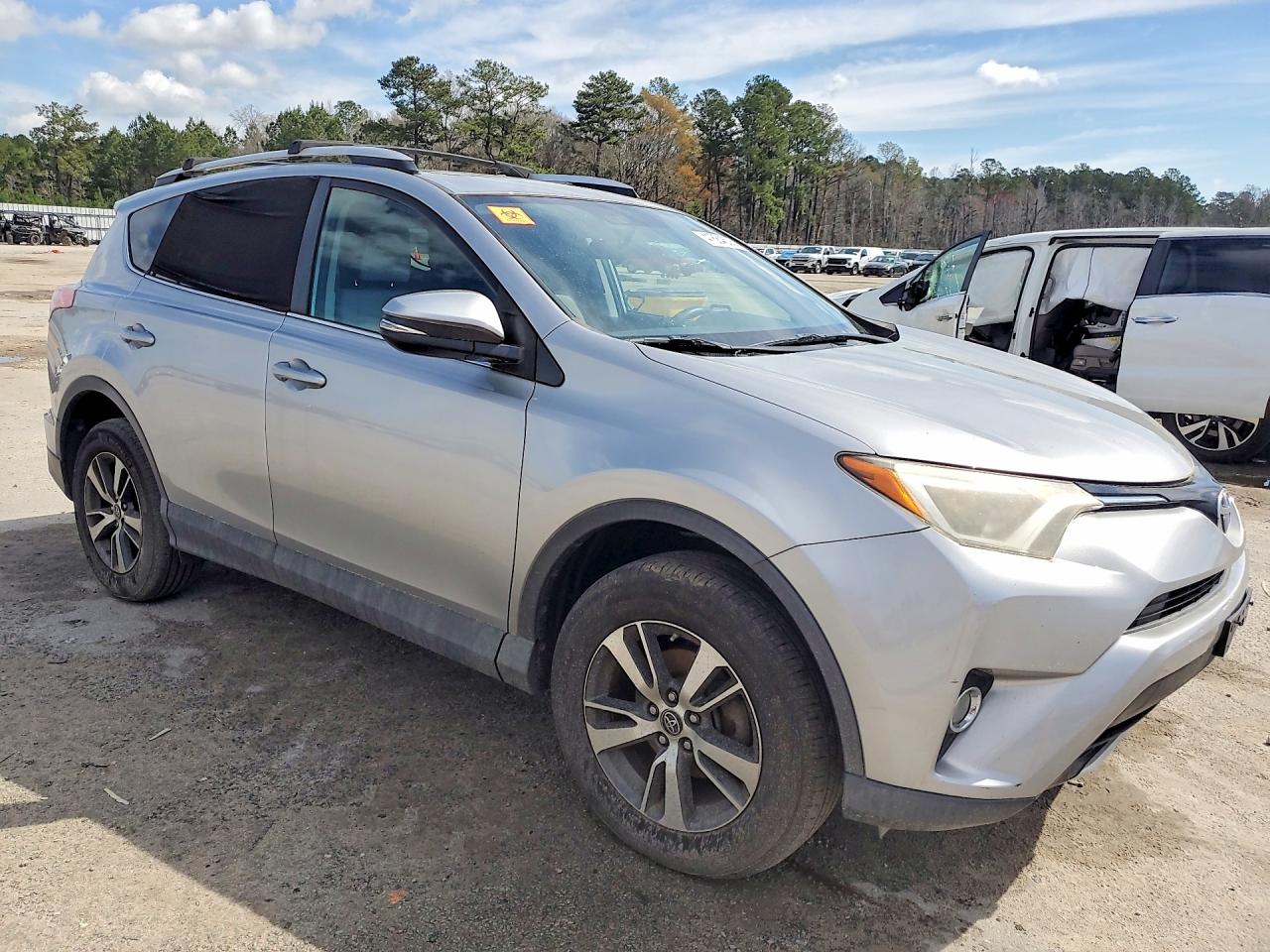 2016 TOYOTA RAV4 XLE photo 7