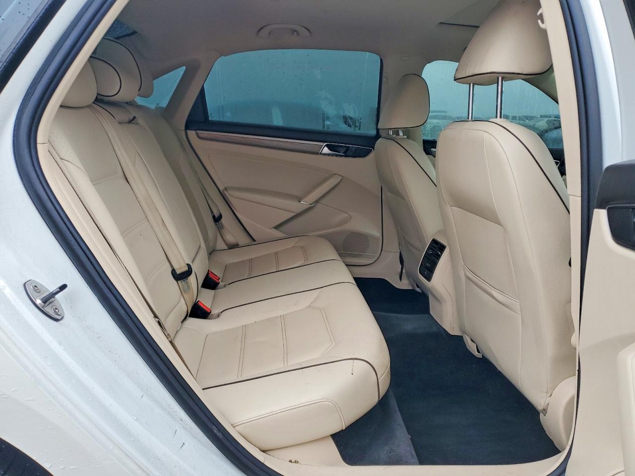 2017 VOLKSWAGEN PASSAT SE photo 28
