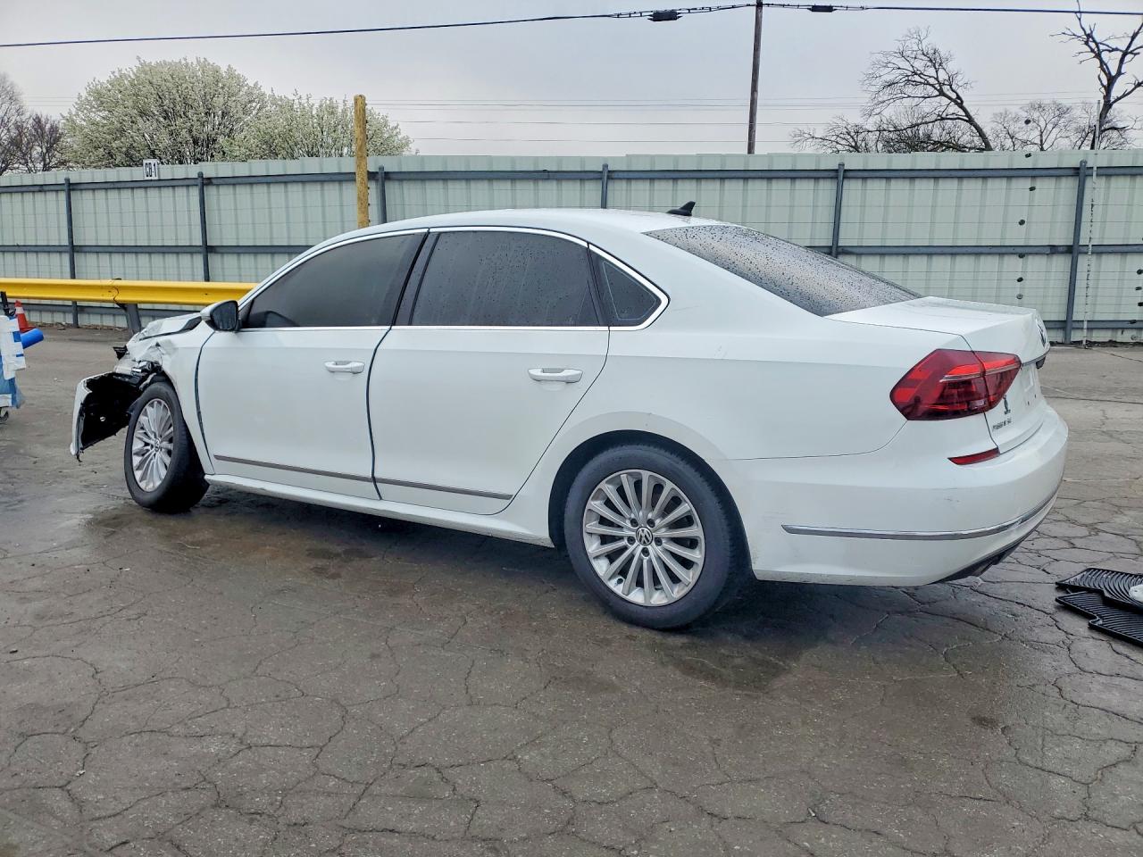 2017 VOLKSWAGEN PASSAT SE photo 4