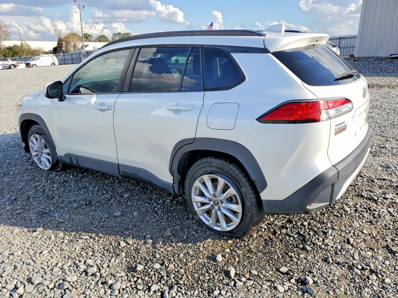 2022 TOYOTA COROLLA CROSS LE photo 3