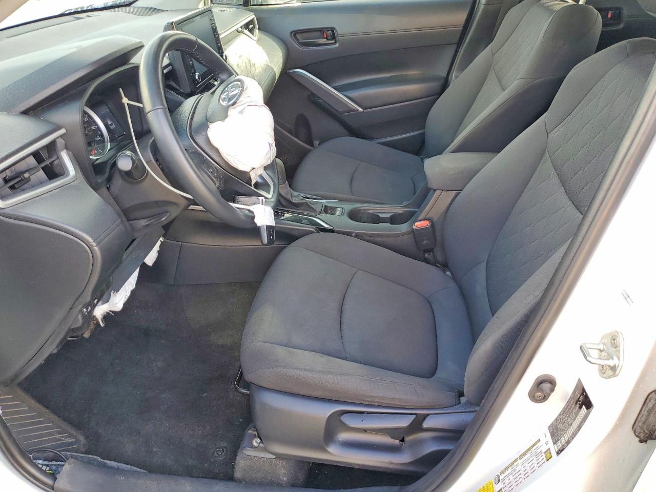 2022 TOYOTA COROLLA CROSS LE photo 13