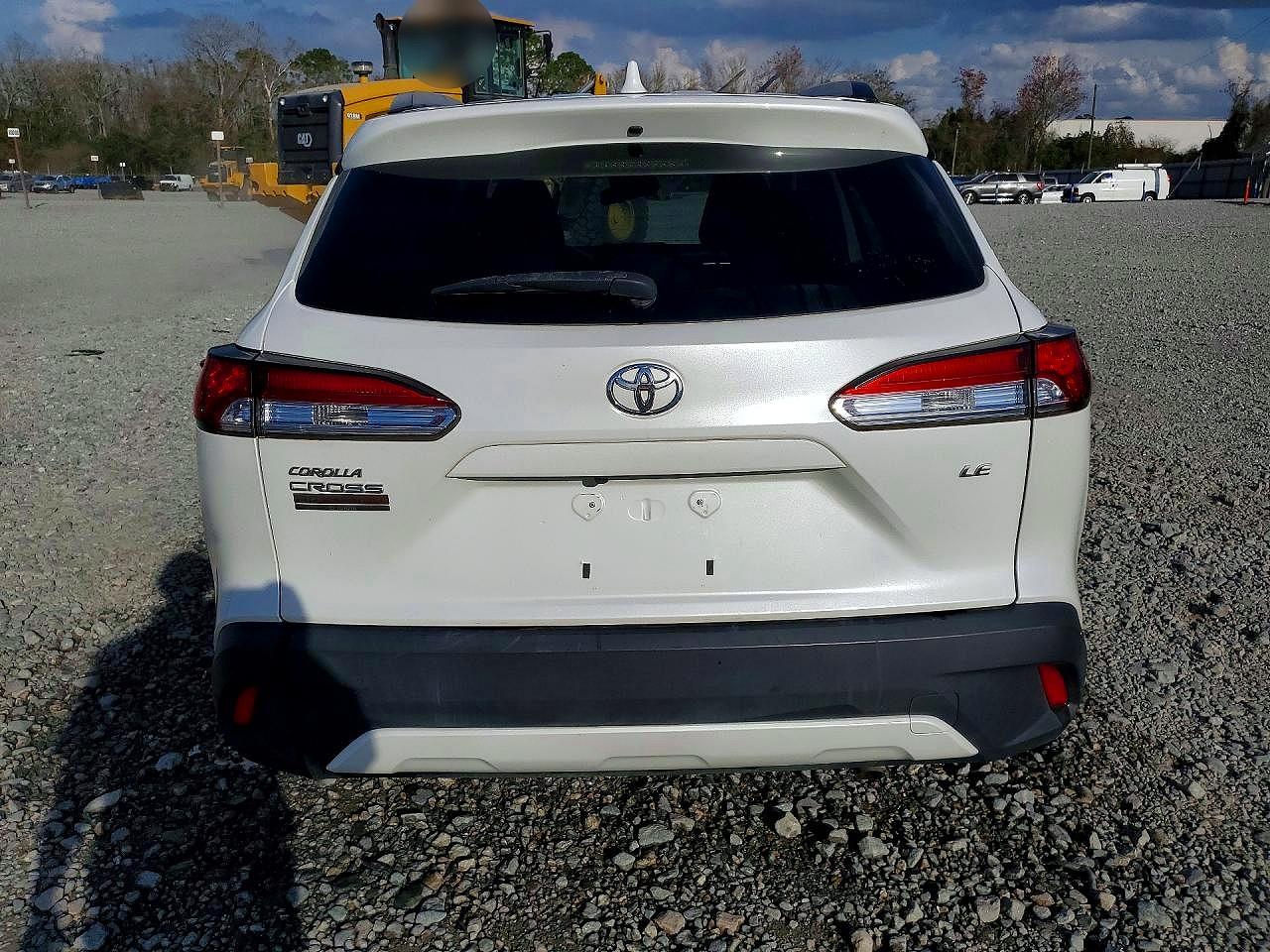 2022 TOYOTA COROLLA CROSS LE photo 11