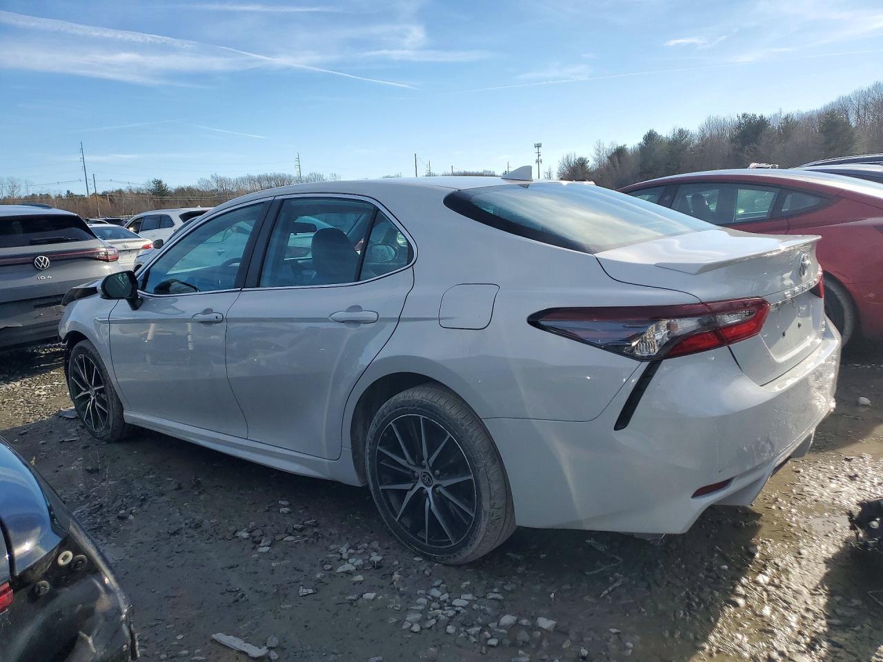 2022 TOYOTA CAMRY SE photo 2