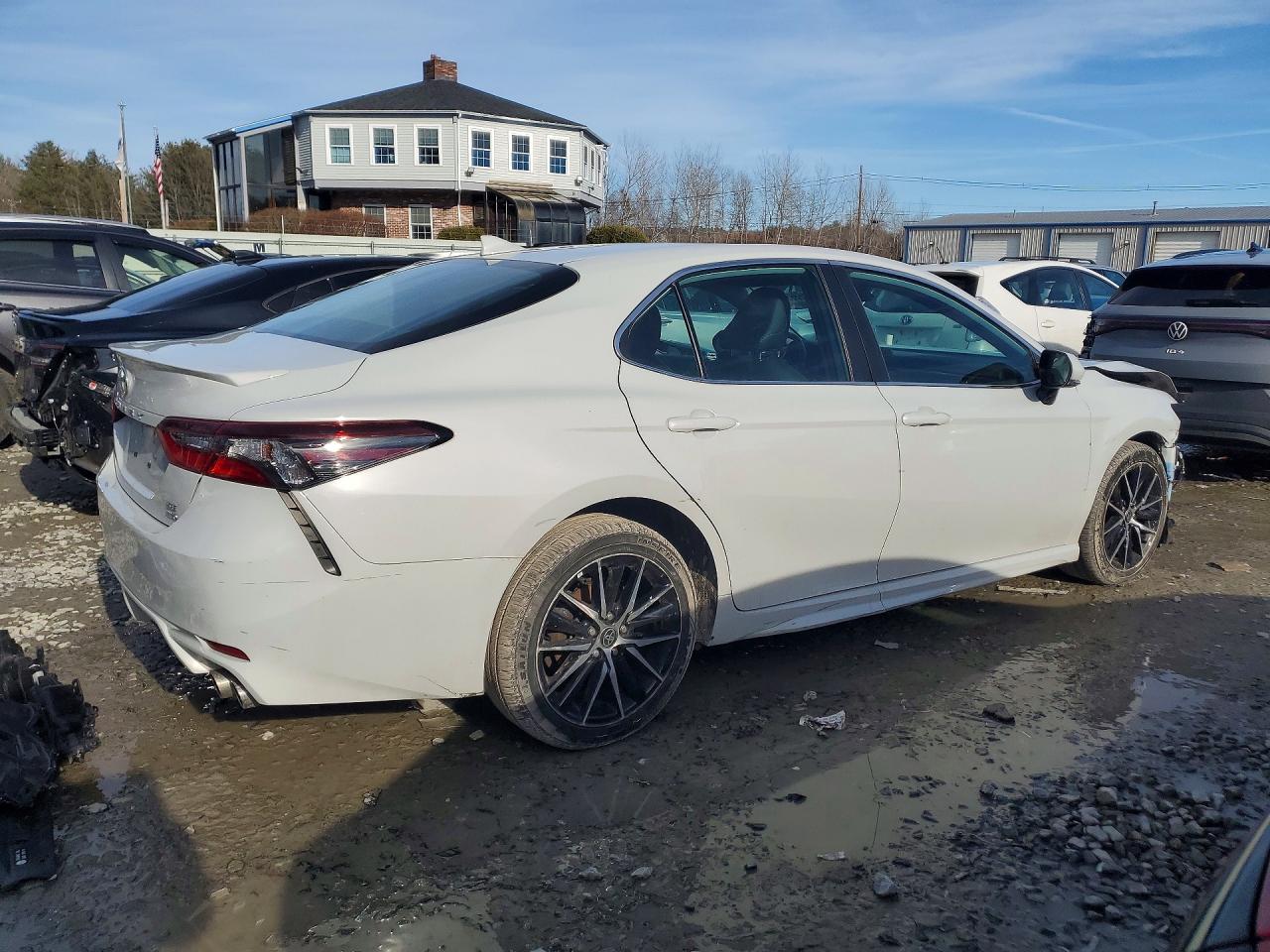 2022 TOYOTA CAMRY SE photo 3