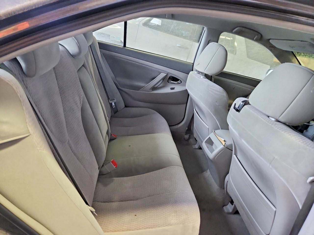 2011 TOYOTA CAMRY LE photo 28