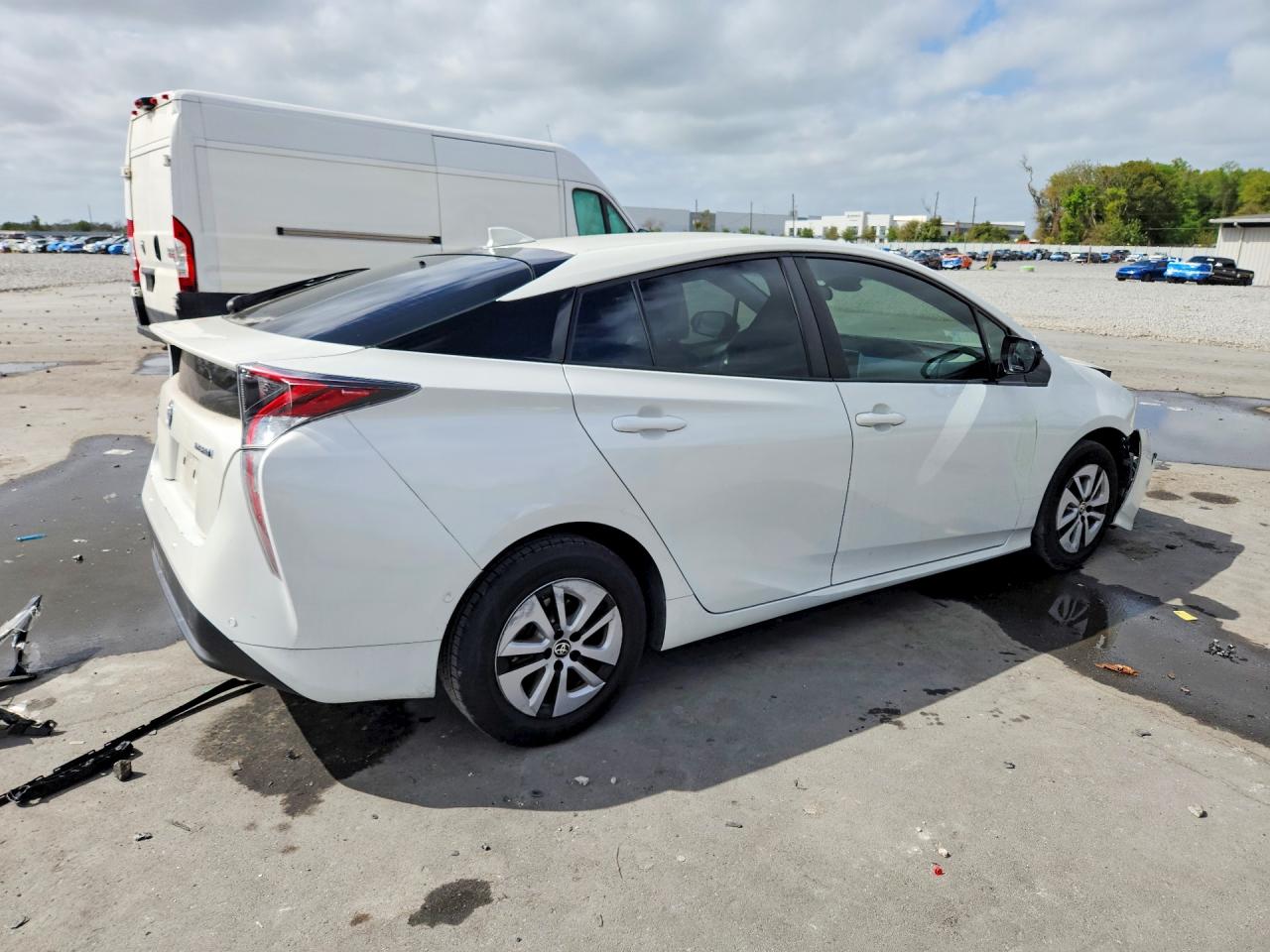 2017 TOYOTA PRIUS THREE photo 3