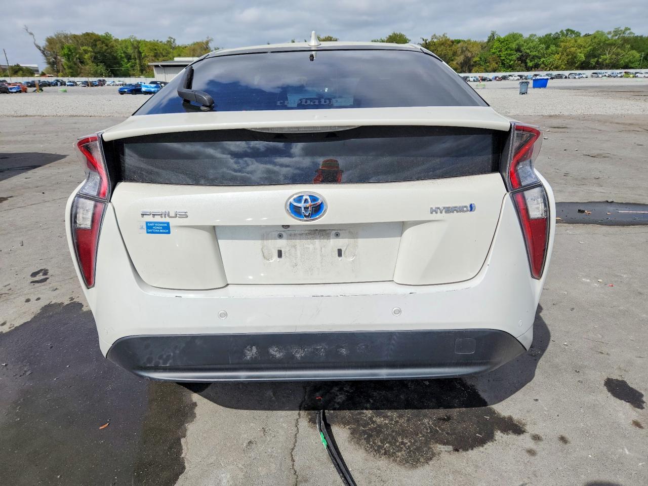 2017 TOYOTA PRIUS THREE photo 6