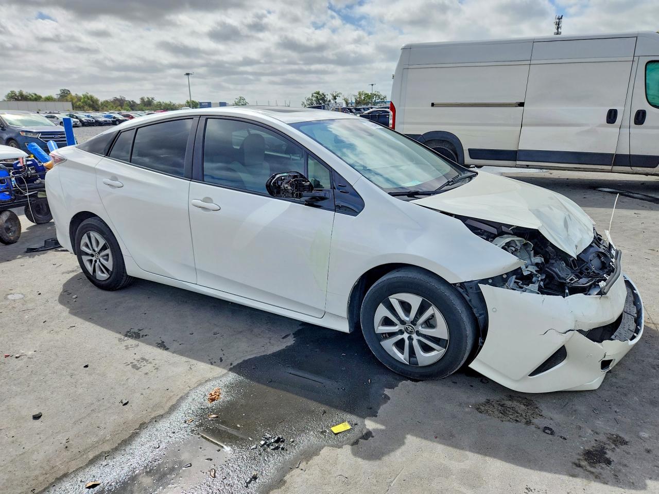 2017 TOYOTA PRIUS THREE photo 4