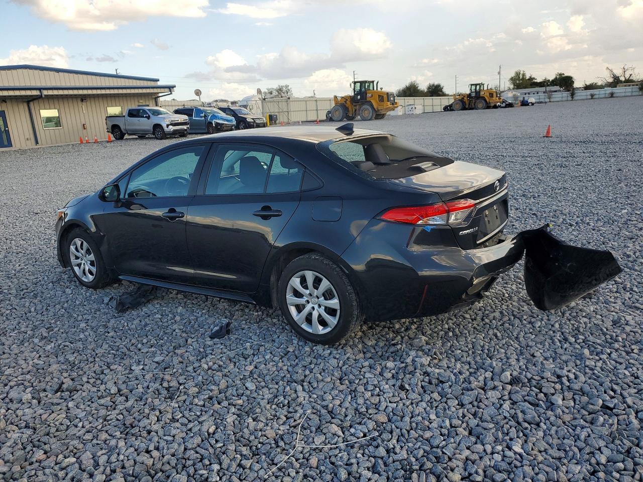 2021 TOYOTA COROLLA LE photo 3