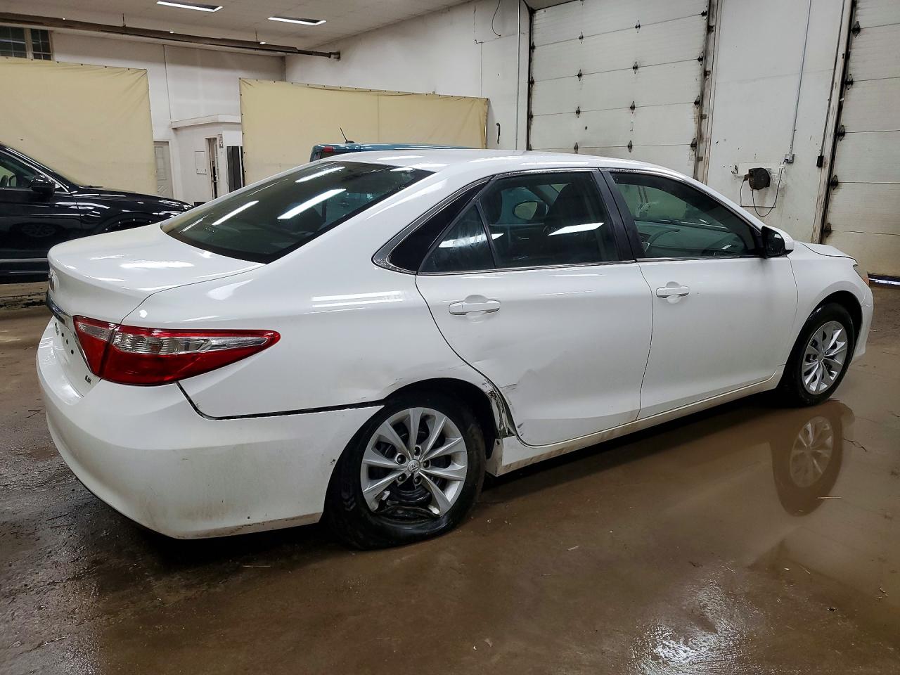 2017 TOYOTA CAMRY LE photo 5
