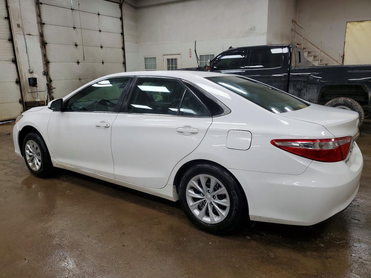 2017 TOYOTA CAMRY LE photo 3