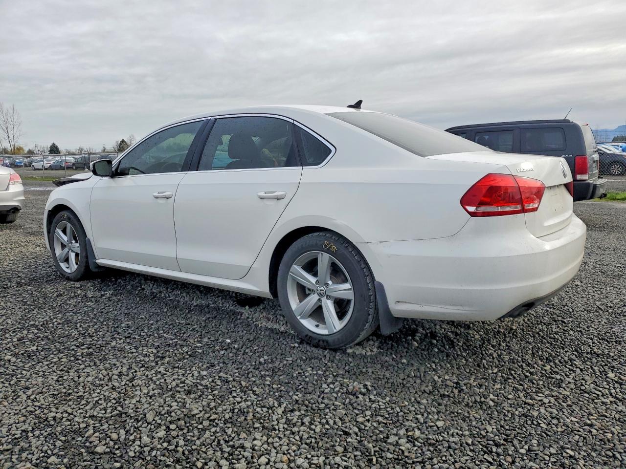 2015 VOLKSWAGEN PASSAT S photo 3