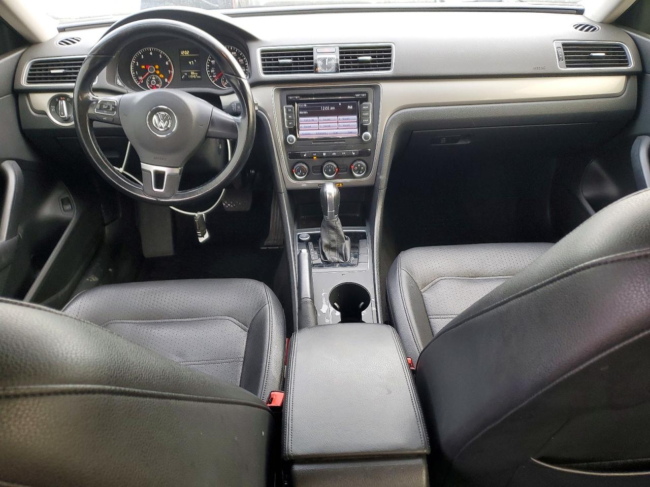 2015 VOLKSWAGEN PASSAT S photo 15
