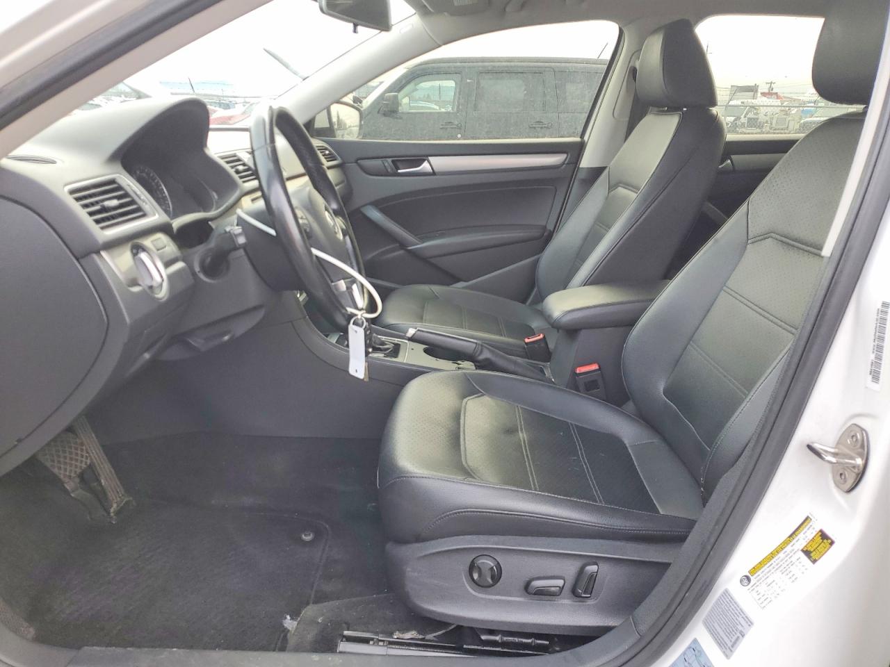 2015 VOLKSWAGEN PASSAT S photo 13