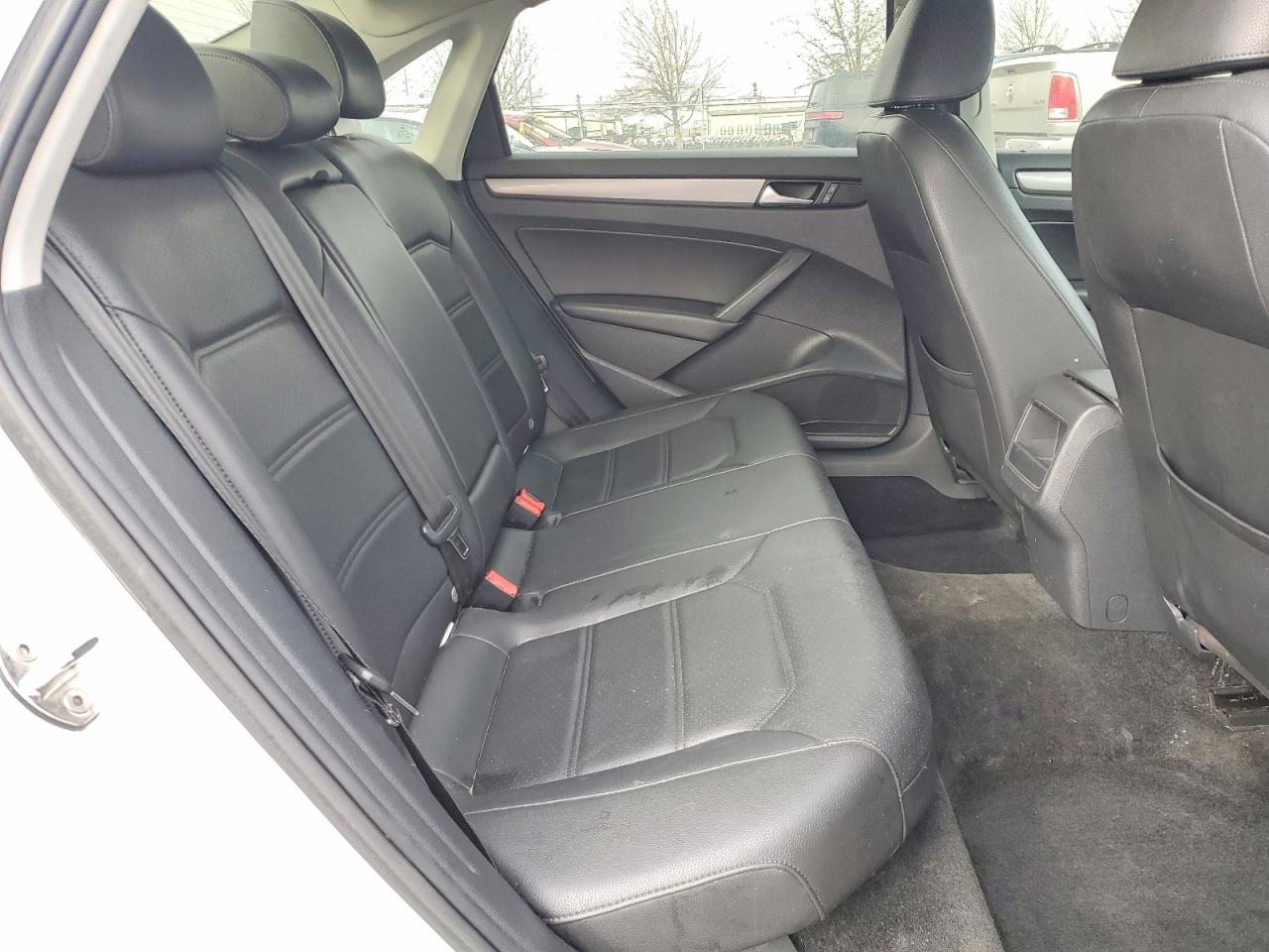 2015 VOLKSWAGEN PASSAT S photo 19