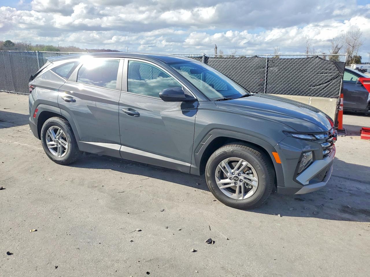 2026 HYUNDAI TUCSON SE photo 4