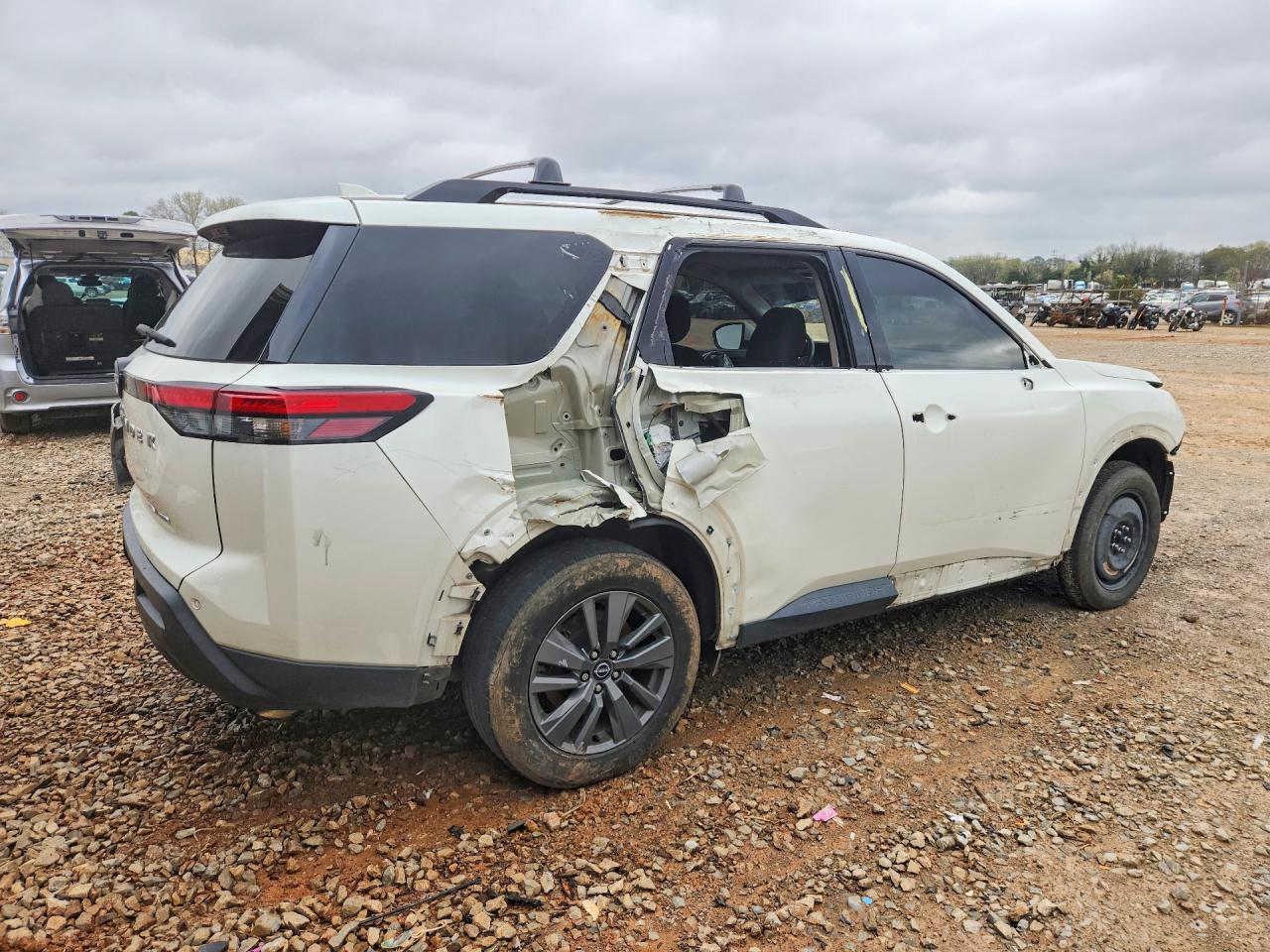 2023 NISSAN PATHFINDER SV photo 5