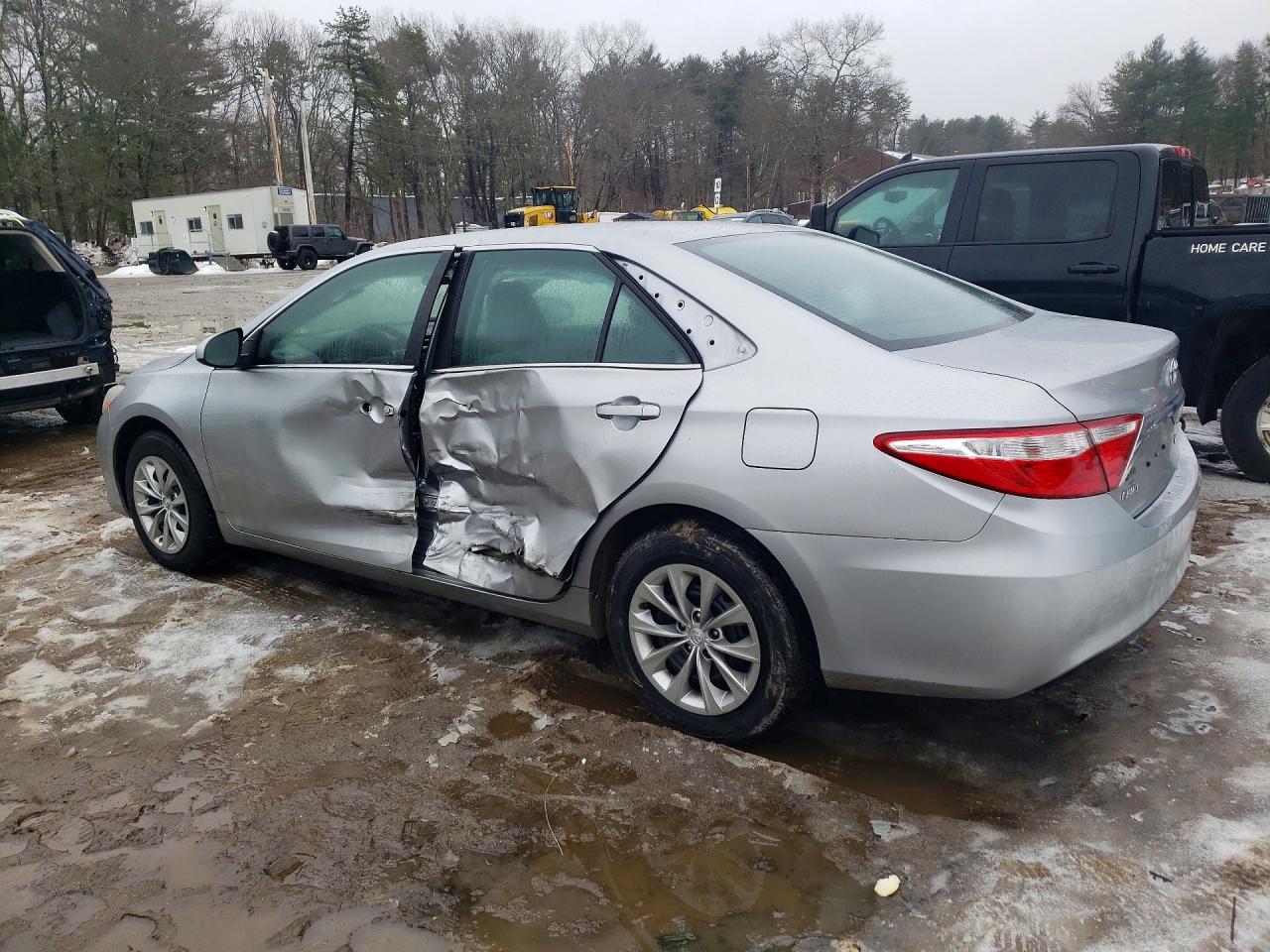 2017 TOYOTA CAMRY LE photo 2