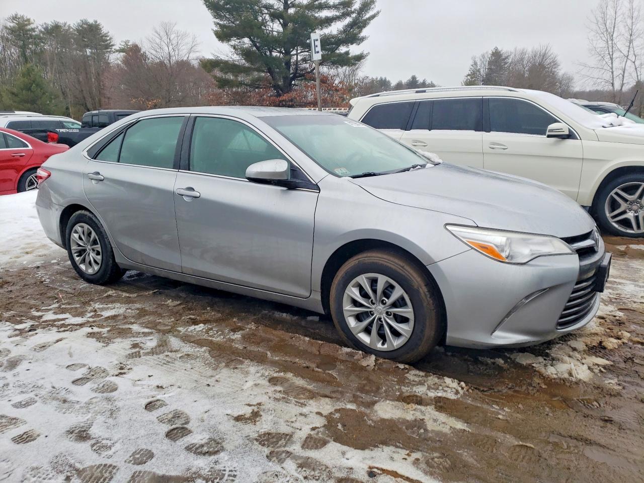 2017 TOYOTA CAMRY LE photo 4