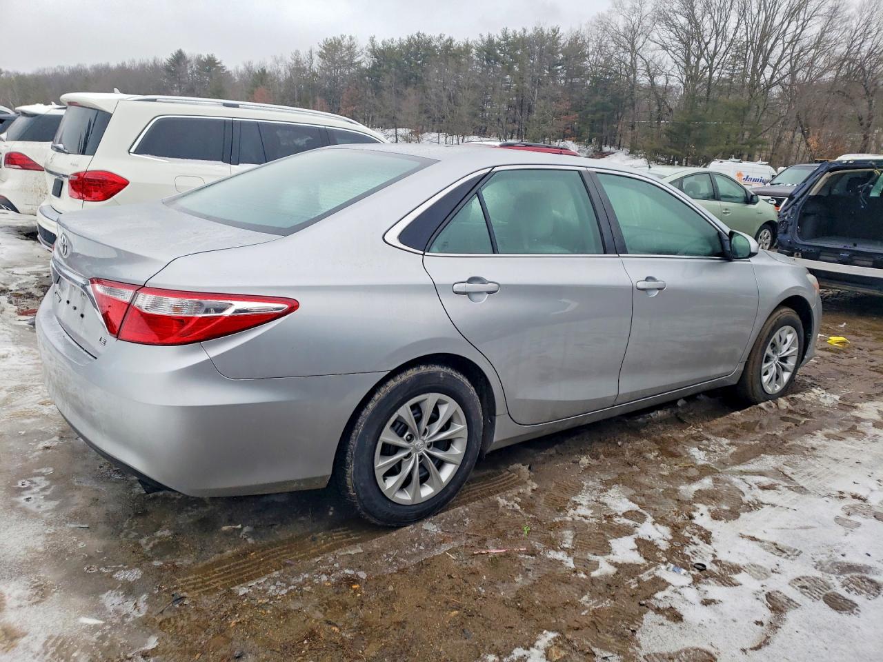 2017 TOYOTA CAMRY LE photo 3