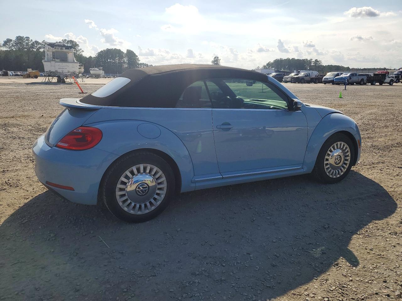 2013 VOLKSWAGEN BEETLE photo 3