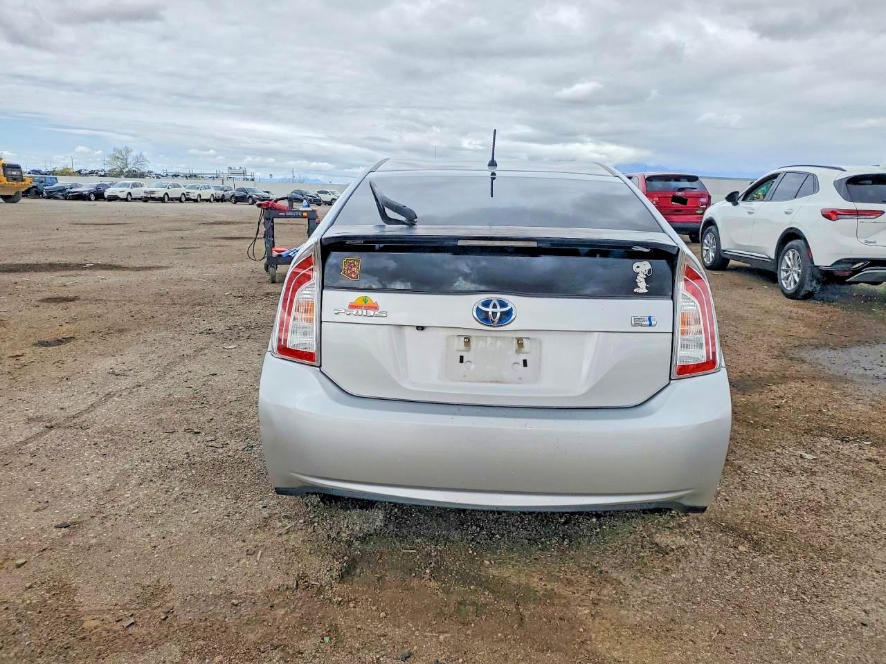 2015 TOYOTA PRIUS TWO photo 6