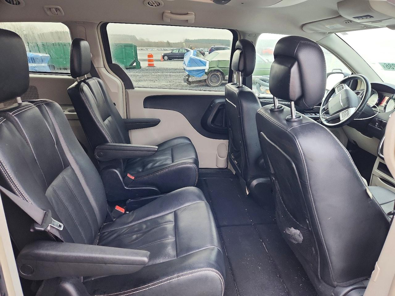 2015 CHRYSLER TOWN & COUNTRY photo 11