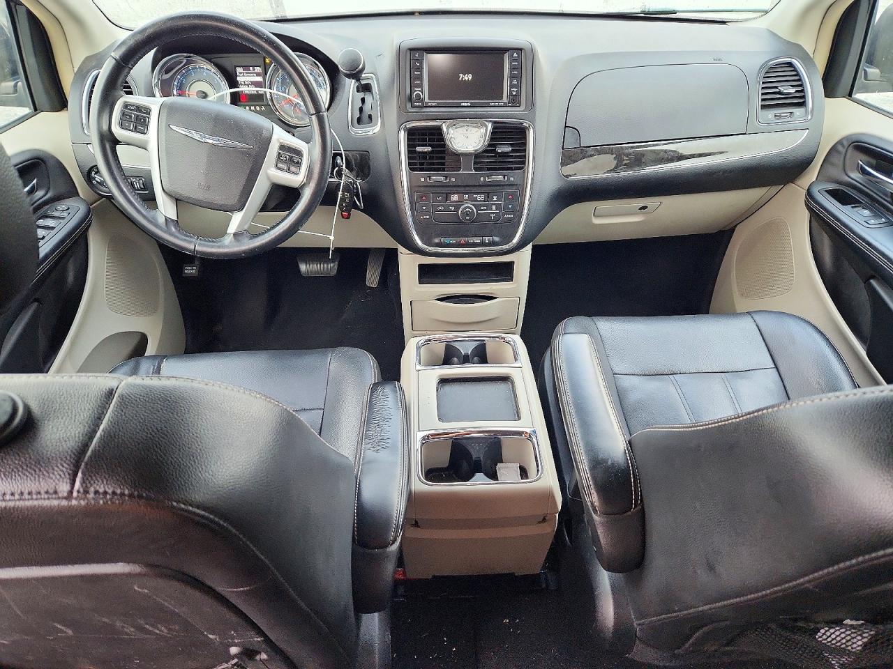 2015 CHRYSLER TOWN & COUNTRY photo 8