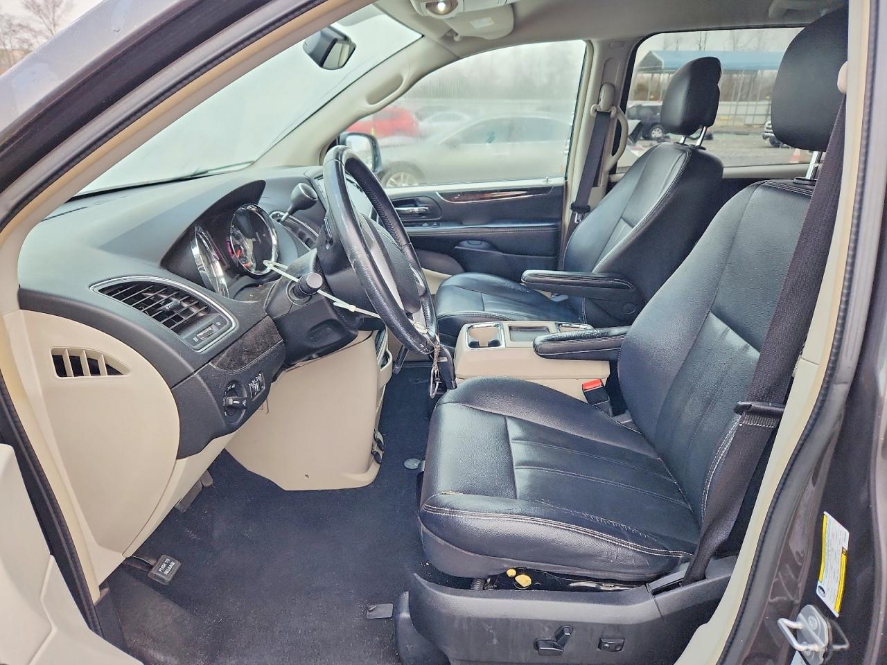 2015 CHRYSLER TOWN & COUNTRY photo 7