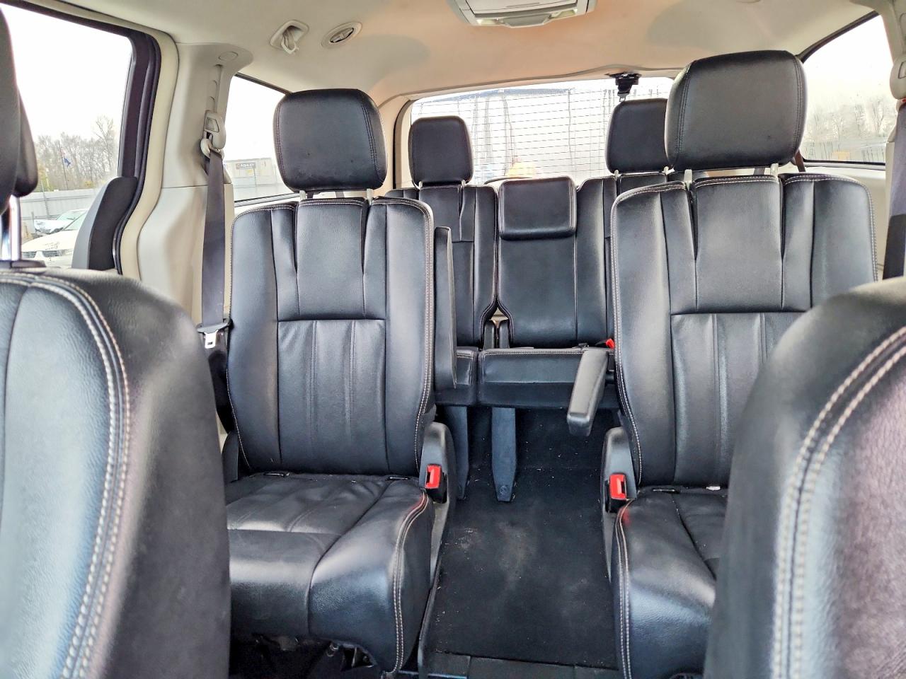 2015 CHRYSLER TOWN & COUNTRY photo 10