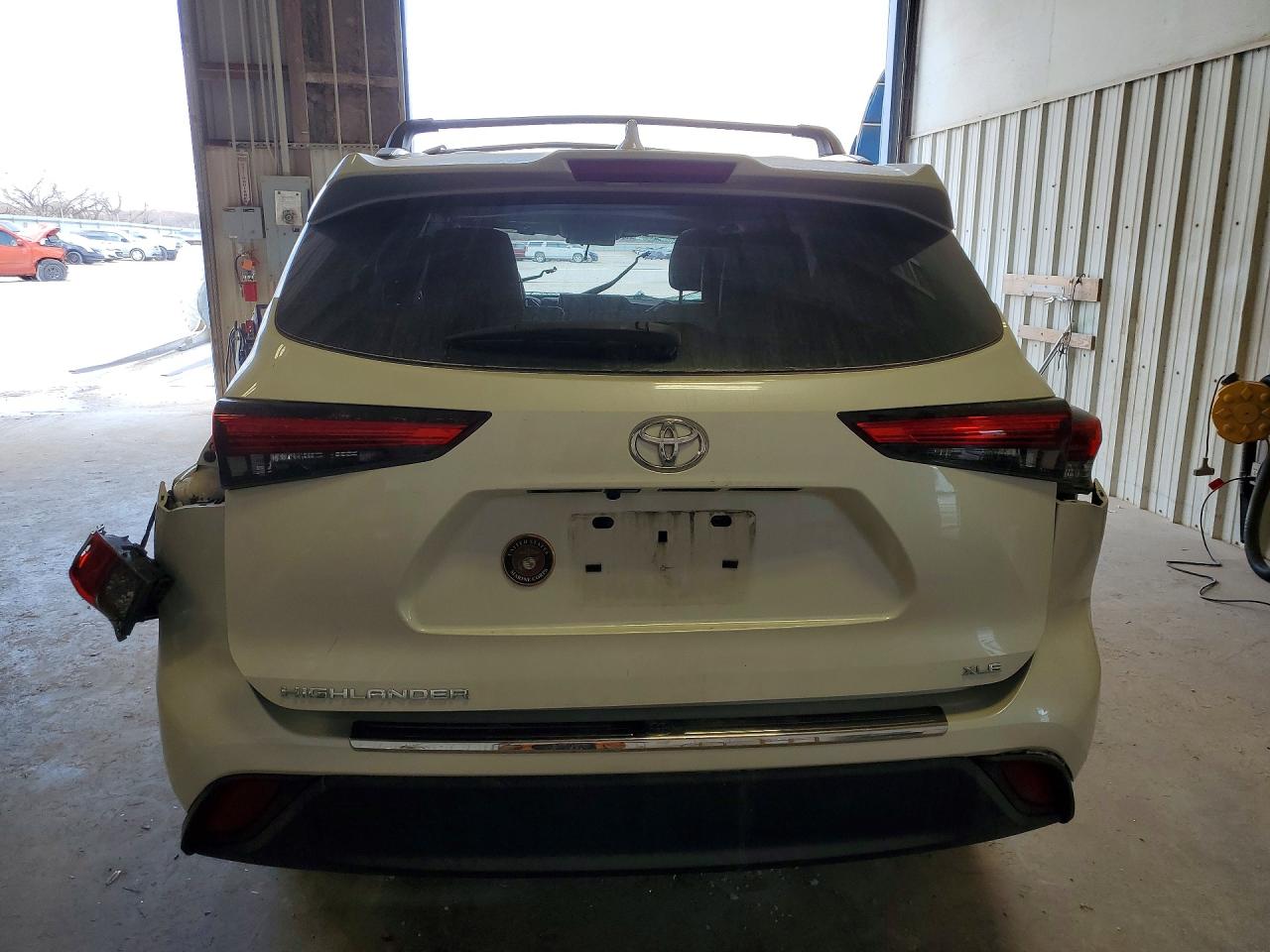 2021 TOYOTA HIGHLANDER XLE photo 16