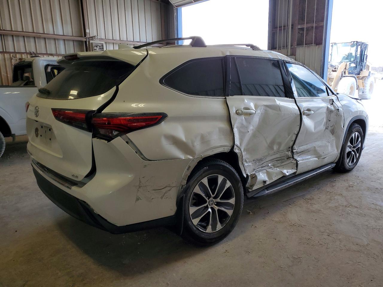 2021 TOYOTA HIGHLANDER XLE photo 7