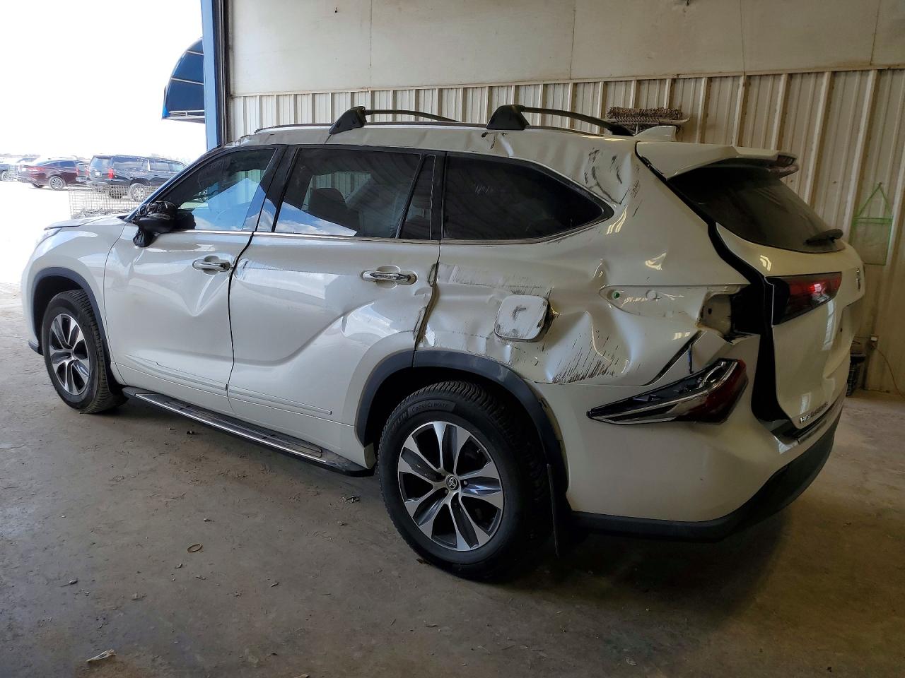 2021 TOYOTA HIGHLANDER XLE photo 4