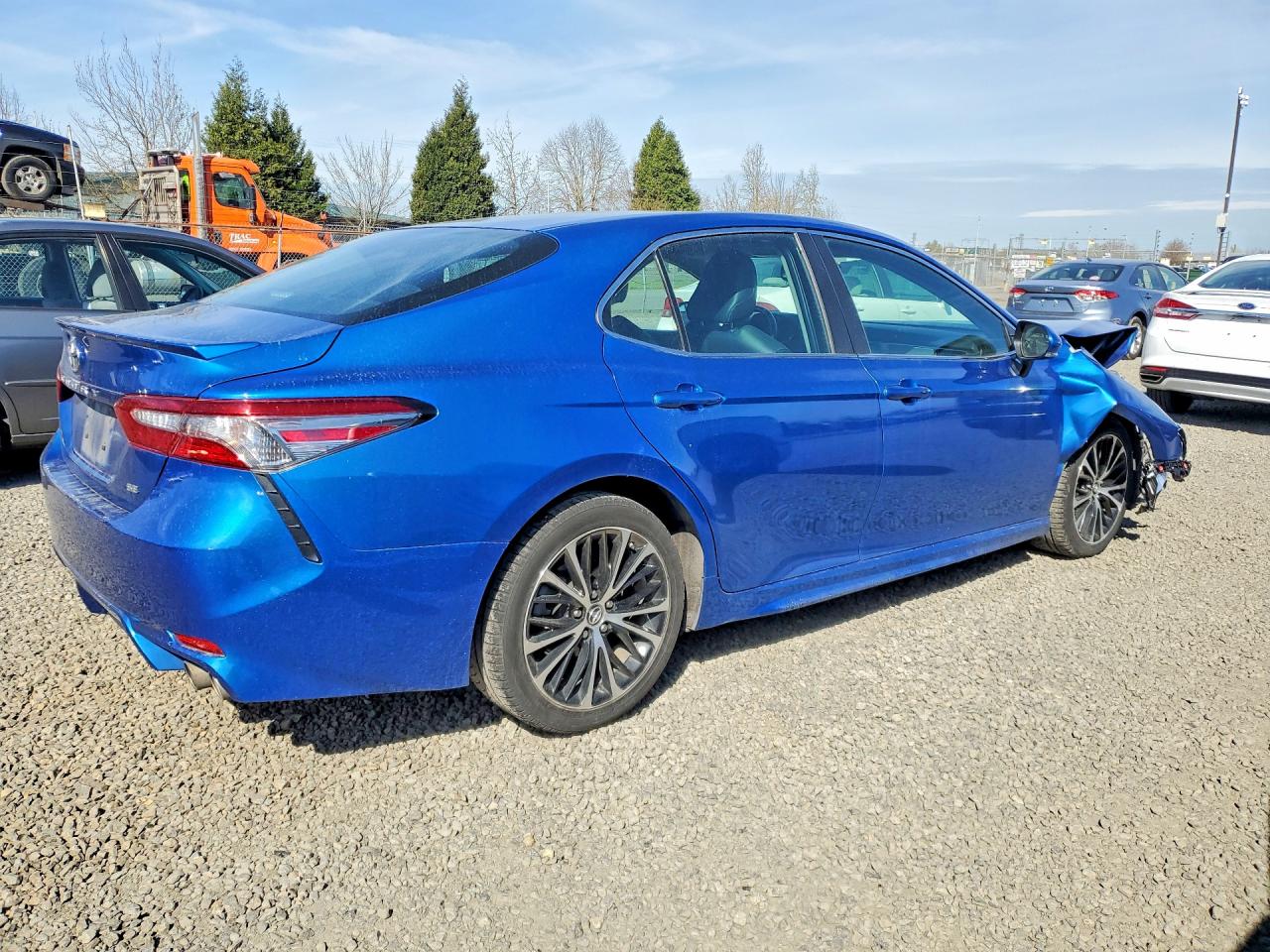 2018 TOYOTA CAMRY SE photo 3