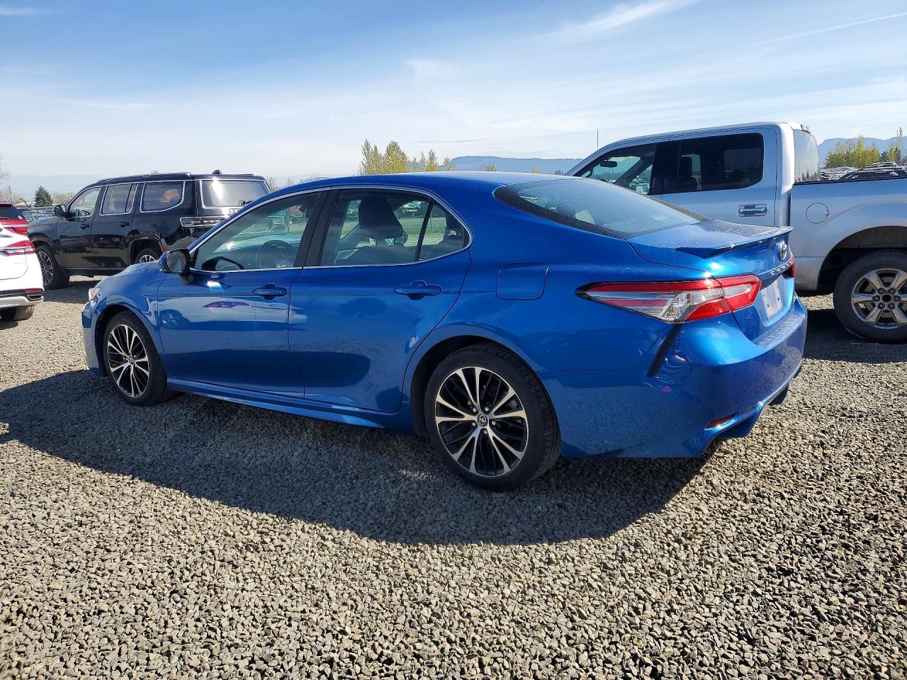 2018 TOYOTA CAMRY SE photo 2