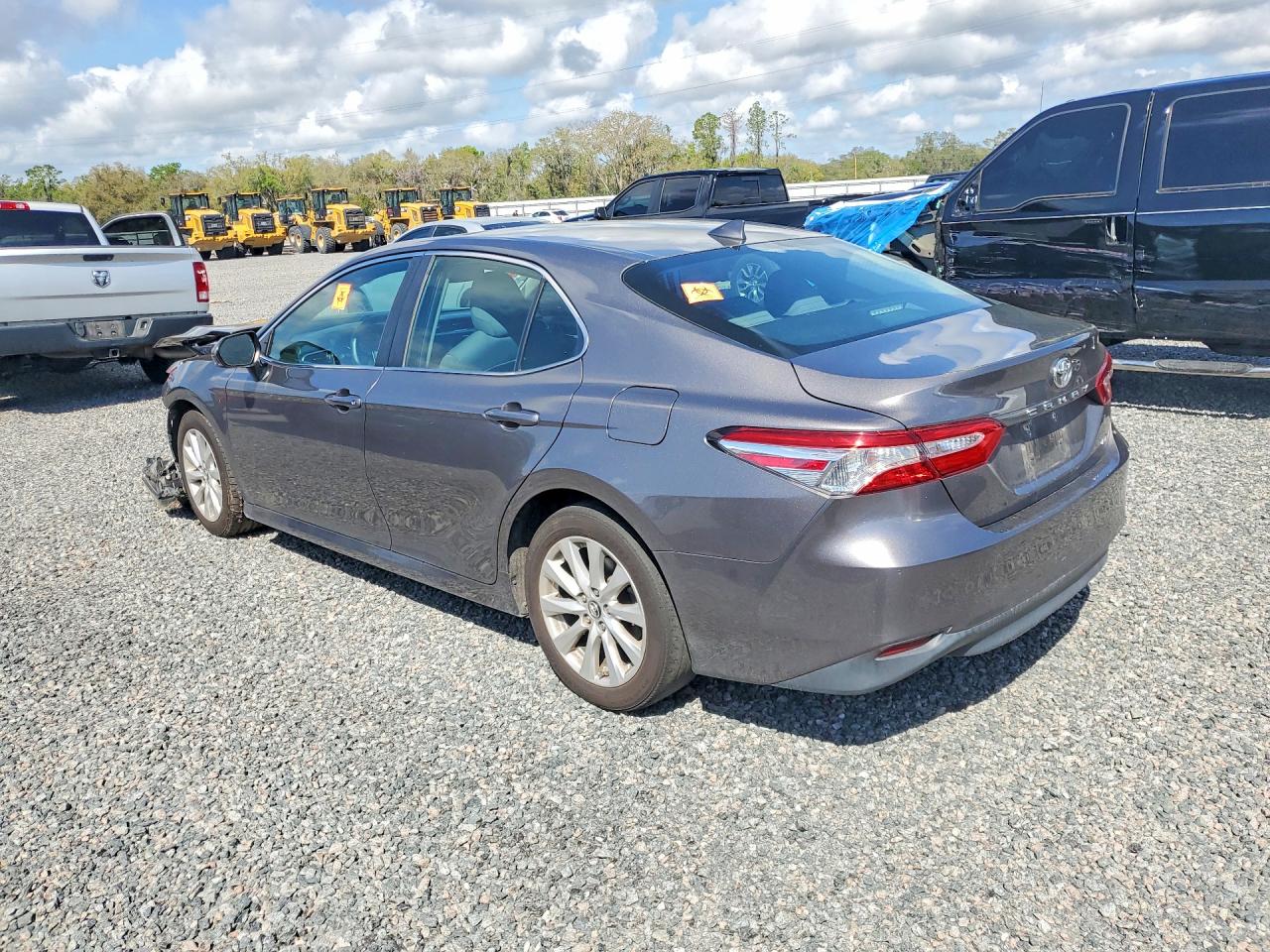 2018 TOYOTA CAMRY LE photo 3