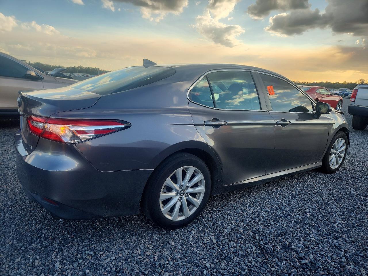2018 TOYOTA CAMRY LE photo 5