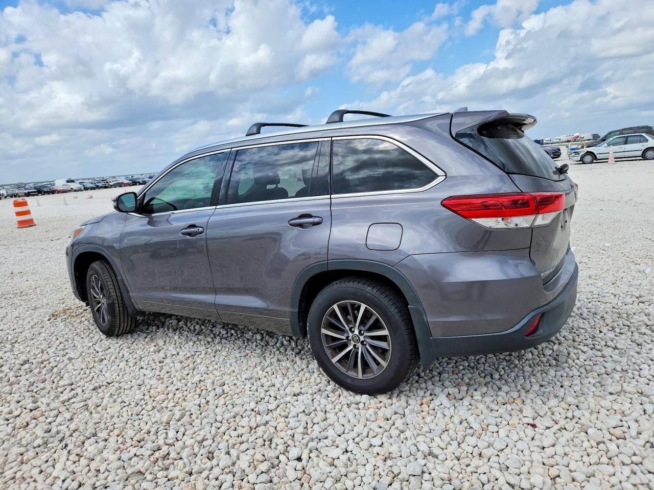 2018 TOYOTA HIGHLANDER XLE photo 4